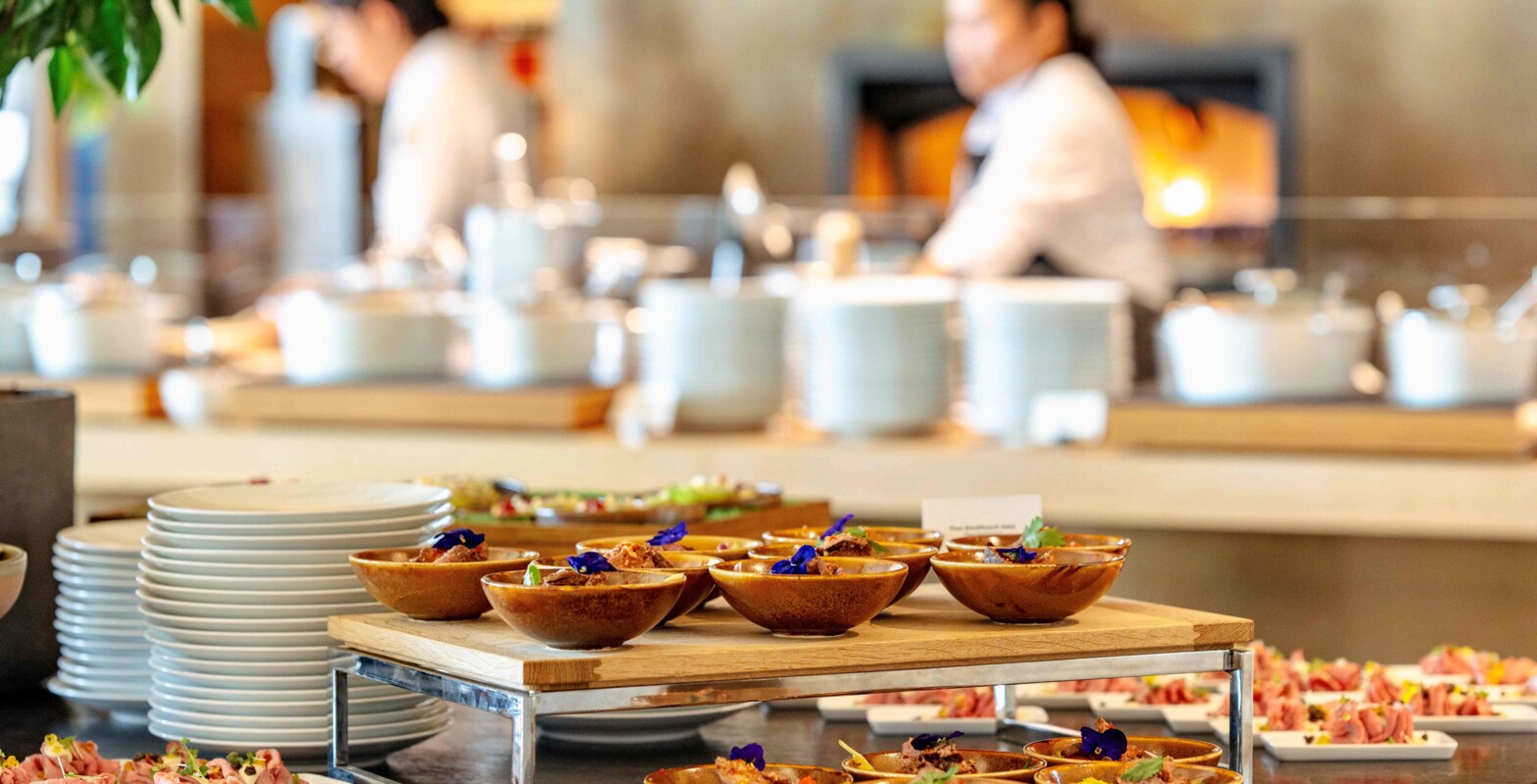 Easter_buffet_Verbena_setup_staff_2_Elise Quiniou_unlimited usage rights