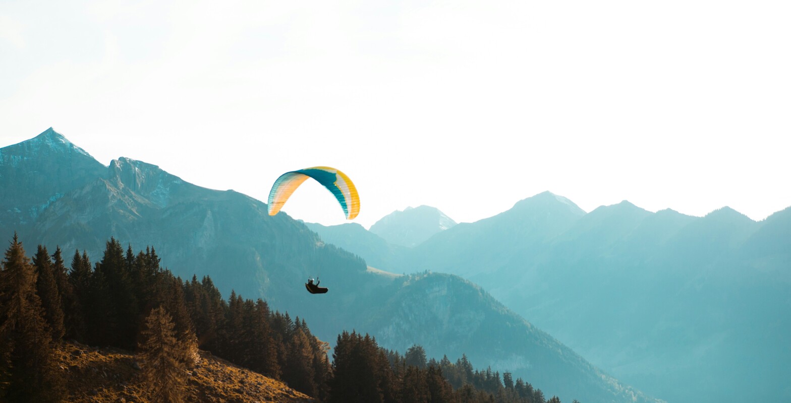 Paraglide_Mountains_Activity
