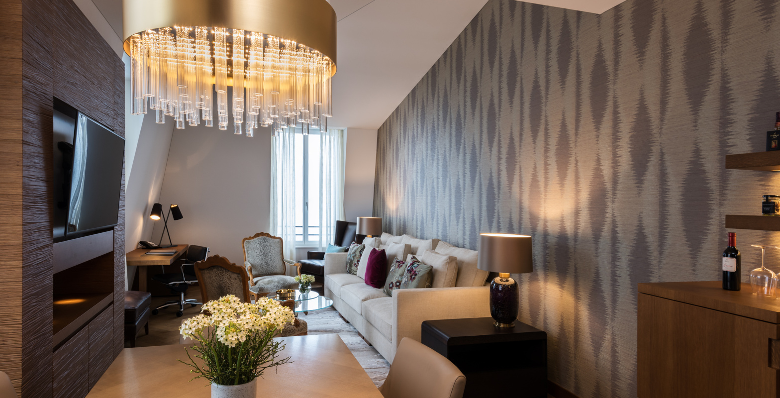 PH_Lakeview Prestige Suite_Dining Table