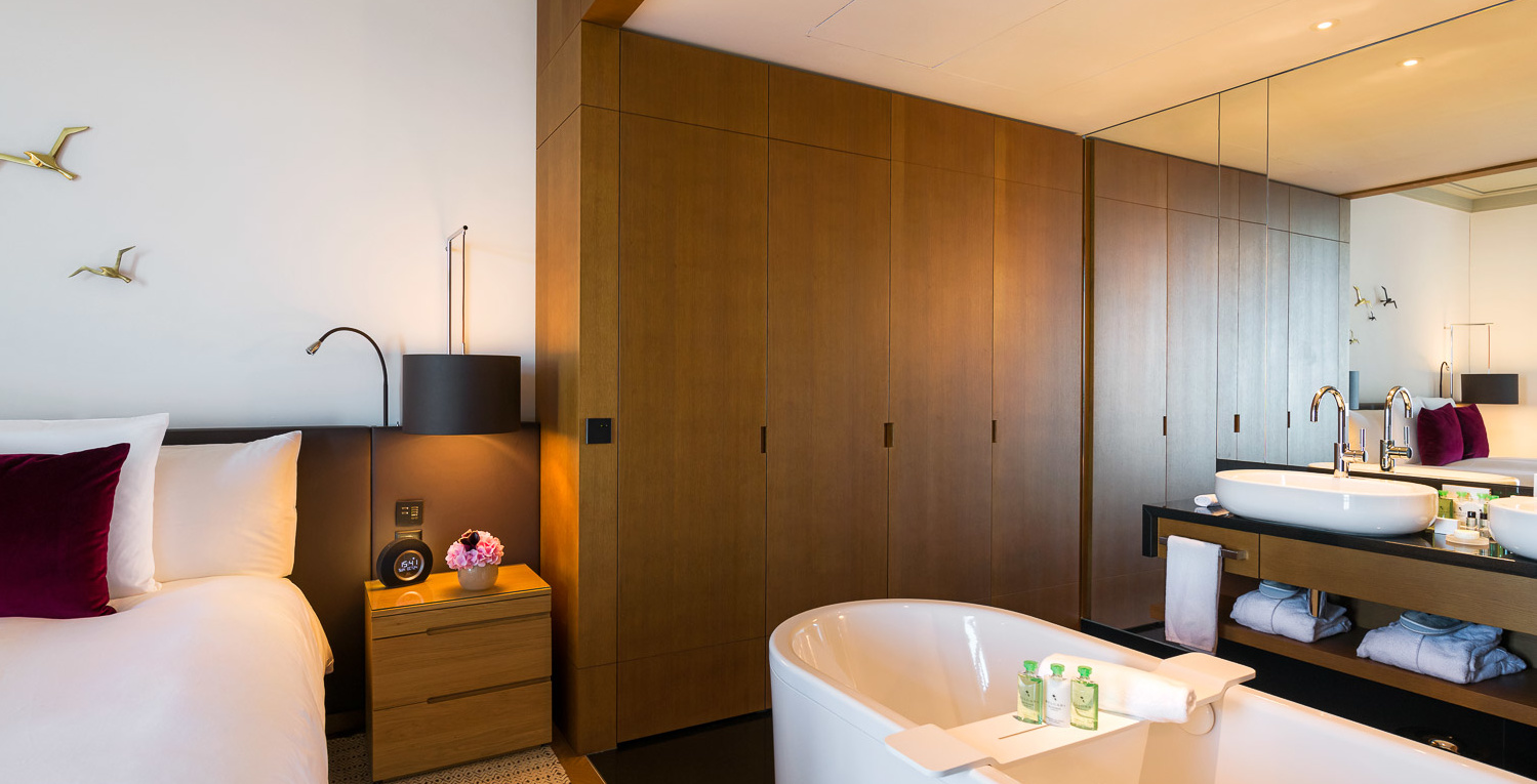 PH_Lakeview Superior Suite_Bathtub