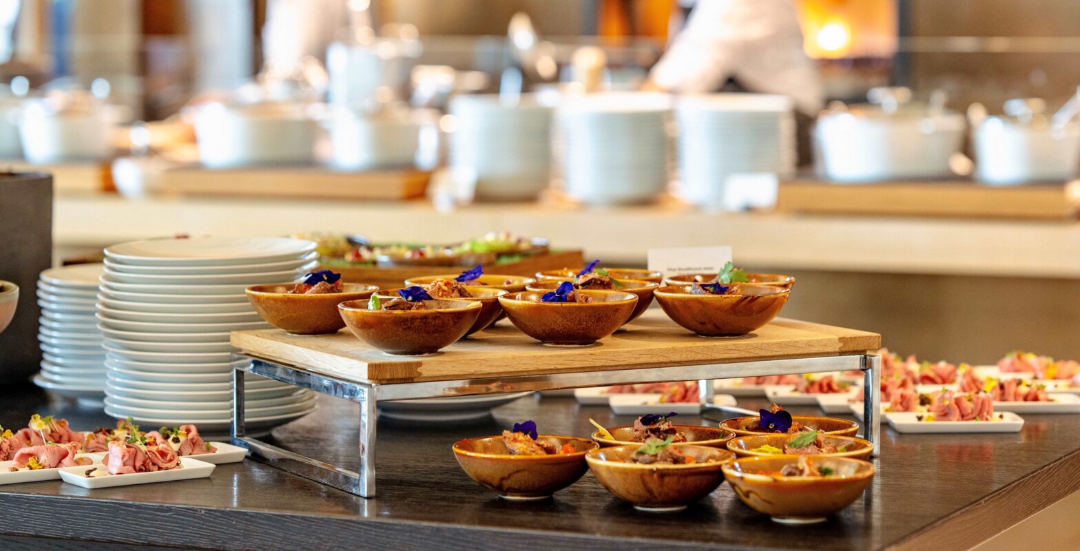 Easter_buffet_Verbena_setup_staff_2_web size_Elise Quiniou_unlimited usage rights