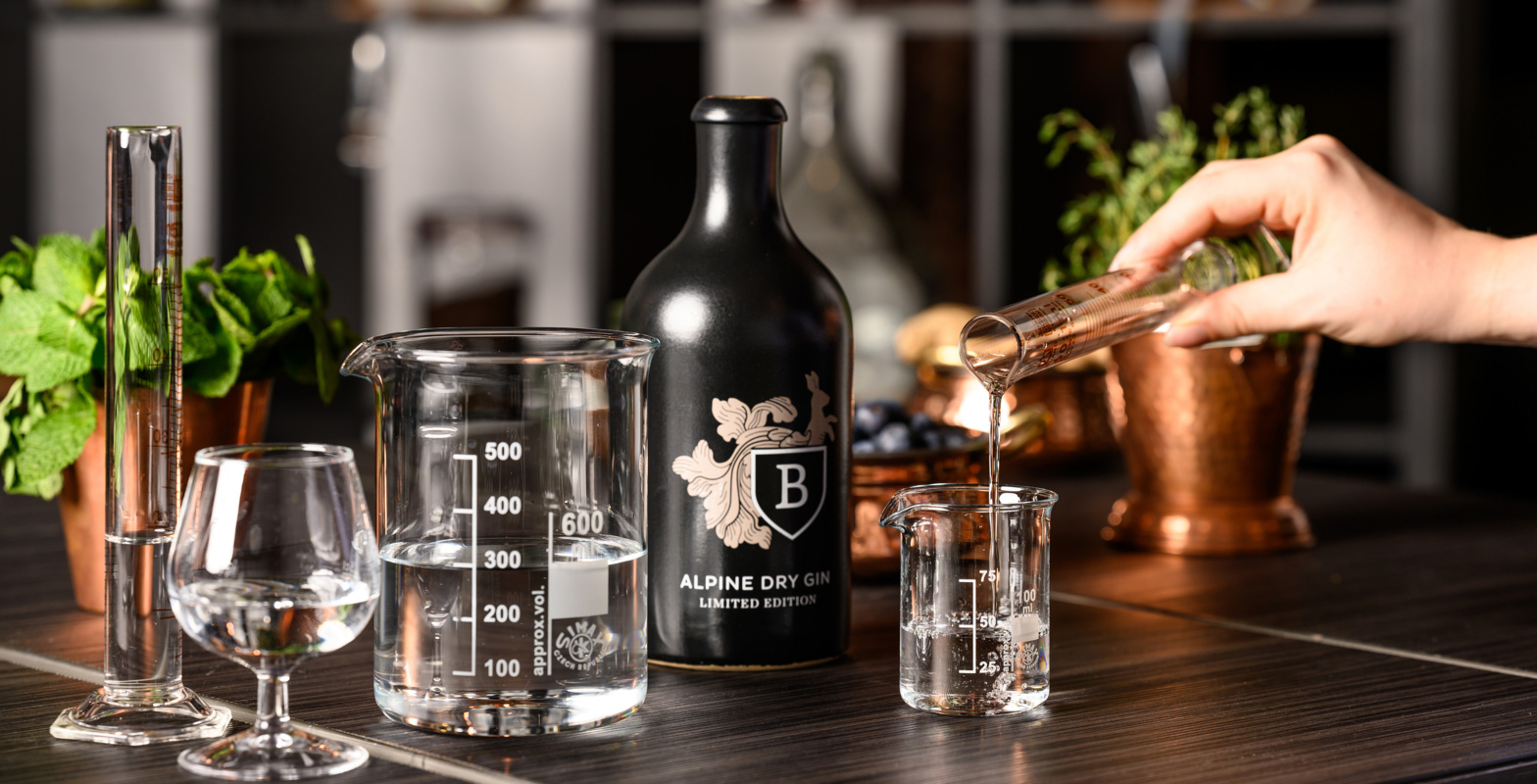 Gin Lab_Setup_Glasses_Hand