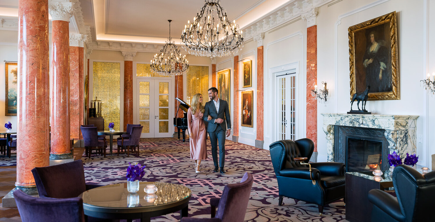 PH_Salon 1789_couple_walking_01