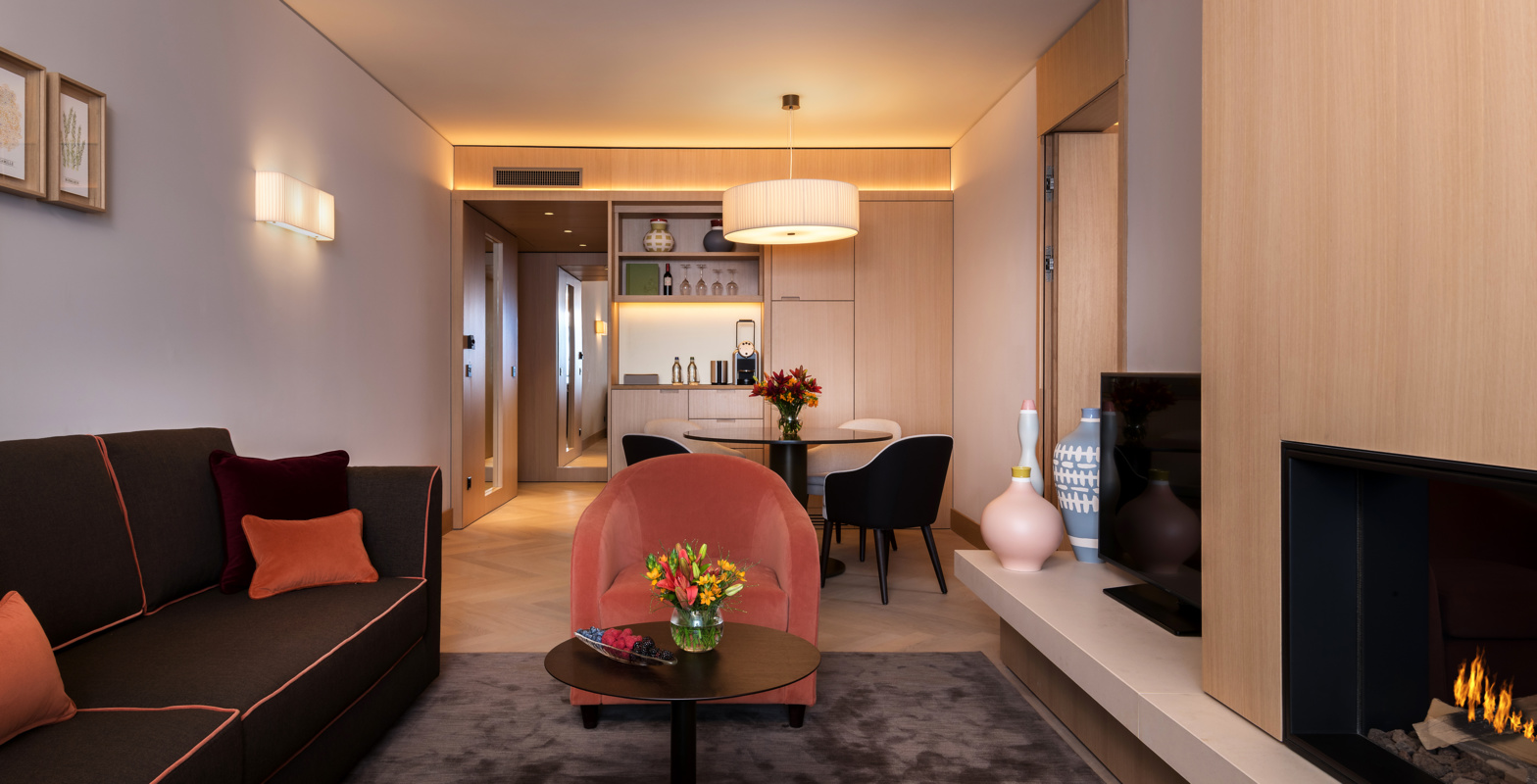 WH_Alpine_Suite_Living Room_Fire place