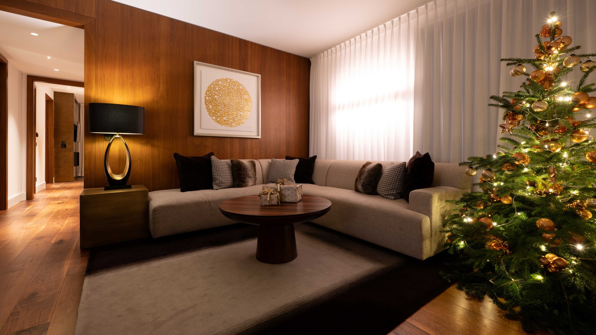 Christmas tree_room_gold_2022_festive decoration_Patrick Usseglio_full buyout rights_websize