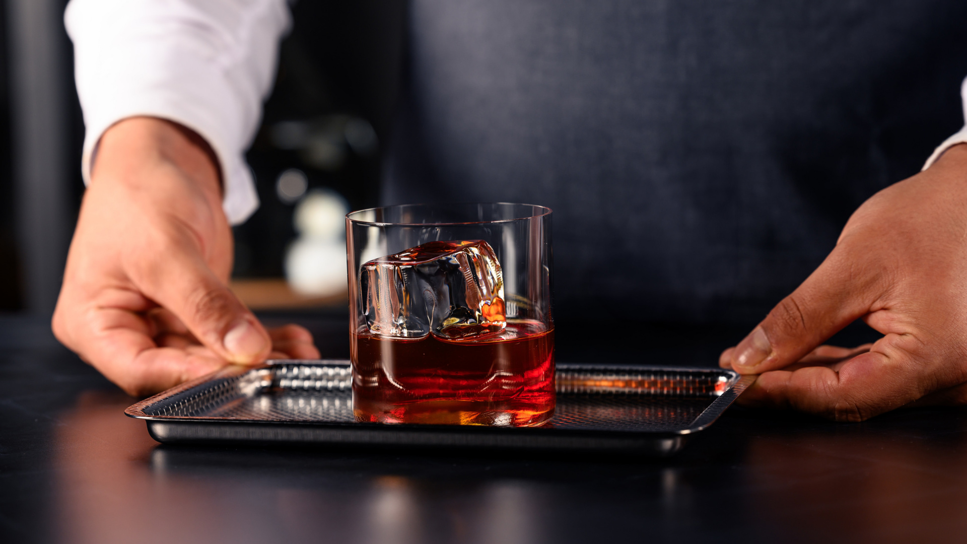Cocktail_Hands_Serving