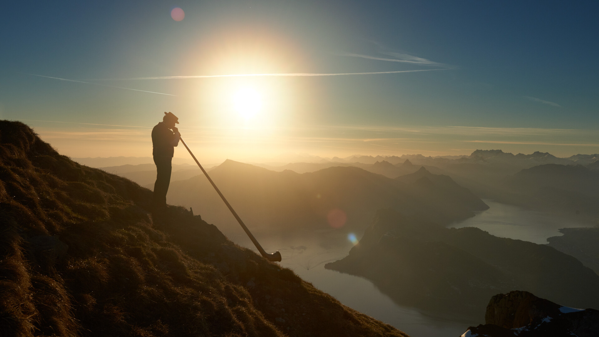 Pilatus_Alphorn-Spieler-bei-Sonnenaufgang