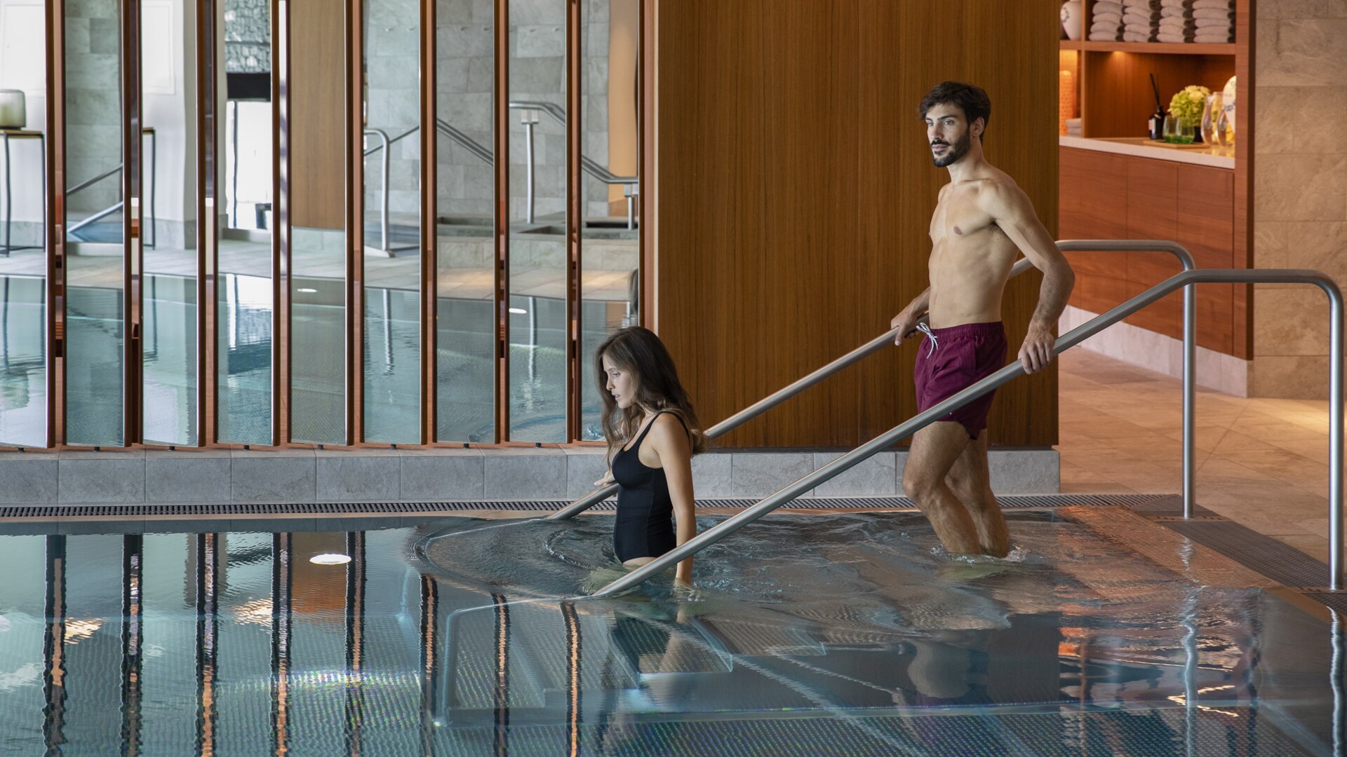 WH_waldhotel spa_indoor_pool_people_02