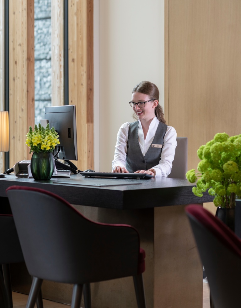 BHR_women_reception_front office_01